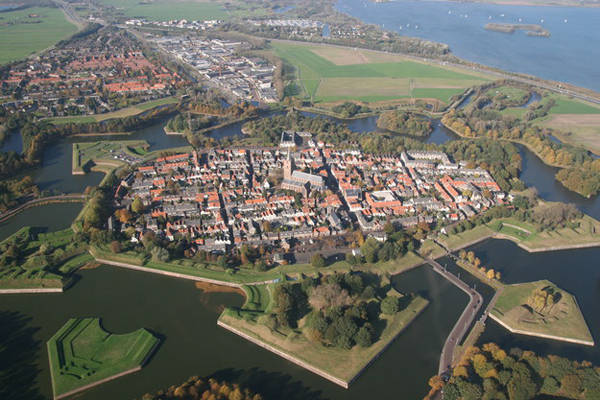 Thành phố Naarden hình ngôi sao ở phía Bắc Hà Lan. Thành phố Naarden hình ngôi sao ở phía Bắc Hà Lan.
