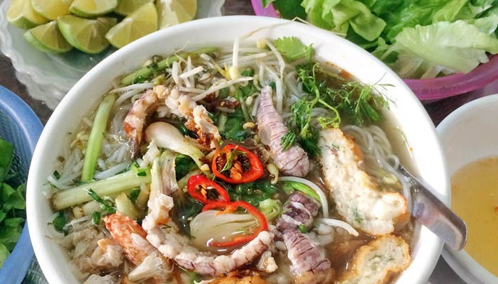 Một tô bún với rất nhiều nguyên liệu vô cùng hấp dẫn