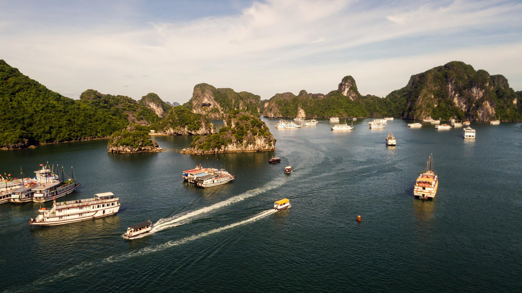 Nhìn từ xa, vịnh Hạ Long dưới bàn tay của tạo hóa đẹp như bức tranh thủy mặc hùng vĩ, rộng lớn và yên bình. Trong bức tranh sơn thủy hữu tình đấy, hàng trăm, hàng nghìn con thuyền thong dong lướt sóng giữa biển xanh mênh mông, thấp thoáng sau những ngọn núi đá nối nhau, chạy dài như bức tường thành vững chãi bảo vệ đất liền. Ảnh: Nguyễn Tuấn. Nhìn từ xa, vịnh Hạ Long dưới bàn tay của tạo hóa đẹp như bức tranh thủy mặc hùng vĩ, rộng lớn và yên bình. Trong bức tranh sơn thủy hữu tình đấy, hàng trăm, hàng nghìn con thuyền thong dong lướt sóng giữa biển xanh mênh mông, thấp thoáng sau những ngọn núi đá nối nhau, chạy dài như bức tường thành vững chãi bảo vệ đất liền. Ảnh: Nguyễn Tuấn.
