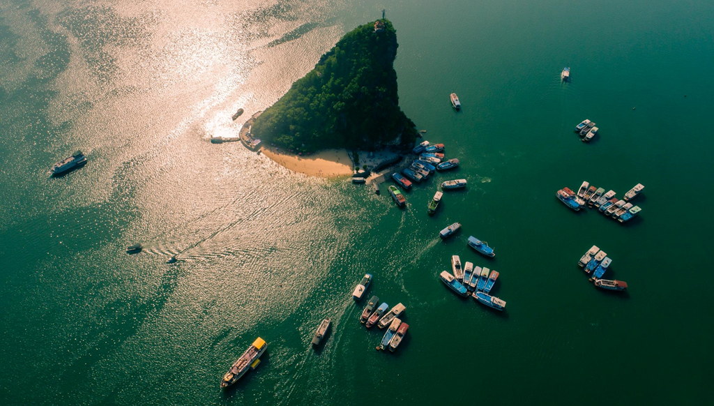 Trong chuyến khám phá điểm du lịch nổi tiếng này, bạn có thể ghé thăm những làng chài để chứng kiến cuộc sống lao động trên biển thú vị của người dân nơi đây. Ngoài đắm chìm trong phong cảnh núi non, biển cả, du khách còn có cơ hội tham gia các hoạt động vui chơi, giải trí sôi nổi như tham gia trò chơi cảm giác mạnh, chiêm ngưỡng phòng tranh mỹ thuật đặc sắc, thưởng thức chương trình nghệ thuật truyền thống, xem biểu diễn múa rối, nhạc nước... Ảnh: Nguyễn Tuấn. Trong chuyến khám phá điểm du lịch nổi tiếng này, bạn có thể ghé thăm những làng chài để chứng kiến cuộc sống lao động trên biển thú vị của người dân nơi đây. Ngoài đắm chìm trong phong cảnh núi non, biển cả, du khách còn có cơ hội tham gia các hoạt động vui chơi, giải trí sôi nổi như tham gia trò chơi cảm giác mạnh, chiêm ngưỡng phòng tranh mỹ thuật đặc sắc, thưởng thức chương trình nghệ thuật truyền thống, xem biểu diễn múa rối, nhạc nước... Ảnh: Nguyễn Tuấn.