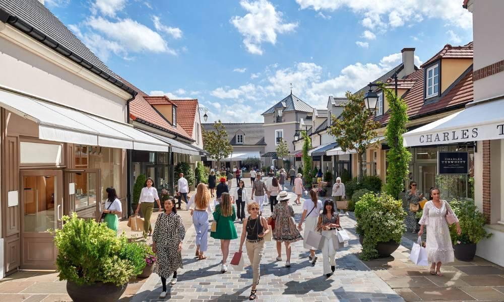 Du lịch Pháp 2026: Săn hàng hiệu tại La Vallée Village