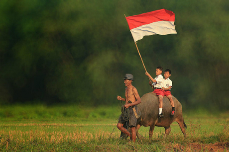 Quốc kỳ của Indonesia và Monaco, Ba Lan rất giống nhau, đều có hai sọc đỏ và trắng nên dễ bị nhầm lẫn. Tỷ lệ hai cạnh của lá cờ Indonesia là 2:3 còn tỷ lệ này ở cờ Monaco là 4:5. Vị trí sọc màu cờ của Indonesia là sọc đỏ ở trên còn cờ Ba Lan có bố trí ngược lại. Ảnh: Crwflags. Quốc kỳ của Indonesia và Monaco, Ba Lan rất giống nhau, đều có hai sọc đỏ và trắng nên dễ bị nhầm lẫn. Tỷ lệ hai cạnh của lá cờ Indonesia là 2:3 còn tỷ lệ này ở cờ Monaco là 4:5. Vị trí sọc màu cờ của Indonesia là sọc đỏ ở trên còn cờ Ba Lan có bố trí ngược lại. Ảnh: Crwflags.