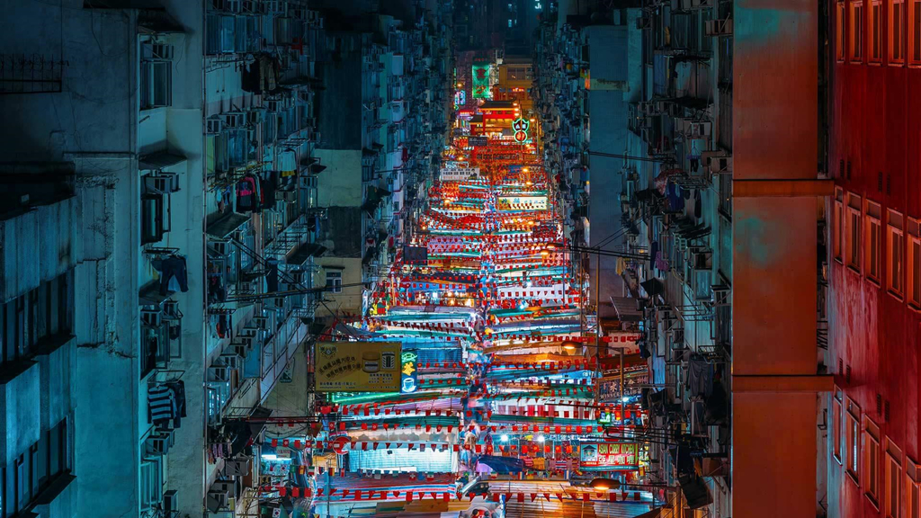Khi màn đêm buông xuống, những con phố ở Hong Kong (Trung Quốc) trở nên sống động hơn với các ánh đèn rực rỡ. Ngoài bến cảng Victoria, chợ đêm Miếu Nhai là một trong những điểm thu hút du khách nhiều nhất với hơn 100 gian hàng mang đậm nét văn hóa địa phương. Ảnh: Redit. Khi màn đêm buông xuống, những con phố ở Hong Kong (Trung Quốc) trở nên sống động hơn với các ánh đèn rực rỡ. Ngoài bến cảng Victoria, chợ đêm Miếu Nhai là một trong những điểm thu hút du khách nhiều nhất với hơn 100 gian hàng mang đậm nét văn hóa địa phương. Ảnh: Redit.