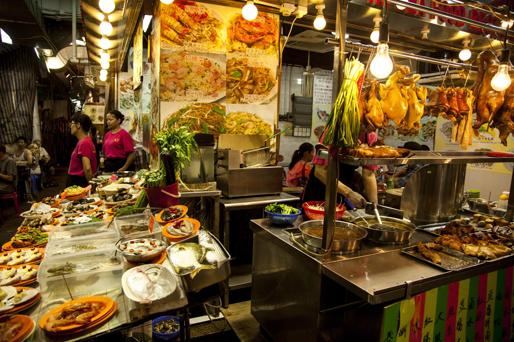 Các quán ăn ở chợ bán đủ loại từ hải sản, cơm niêu, mì đến dimsum. Bên cạnh đó, du khách có thể thưởng thức loại hình nghệ thuật truyền thống của Hong Kong như biểu diễn kinh kịch. Ảnh: Shutterstock. Các quán ăn ở chợ bán đủ loại từ hải sản, cơm niêu, mì đến dimsum. Bên cạnh đó, du khách có thể thưởng thức loại hình nghệ thuật truyền thống của Hong Kong như biểu diễn kinh kịch. Ảnh: Shutterstock.
