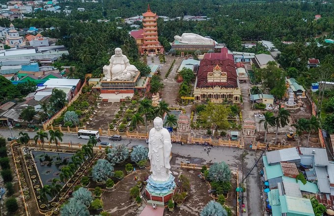 Chùa Vĩnh Tràng (TP Mỹ Tho, Tiền Giang) hình thành đầu thế kỷ 19, vốn chỉ là am nhỏ, mái tranh vách đất. Năm 1849, chùa được xây dựng lại và đặt tên là Vĩnh Trường. Người dân trong vùng vẫn quen gọi với tên như hiện nay. Chùa có diện tích khoảng 20.000 m2 với quần thể tượng Phật, tháp chuông, chính điện, nhà tổ... đặc sắc, là điểm du lịch thu hút du khách khi đến Tiền Giang. Chùa Vĩnh Tràng (TP Mỹ Tho, Tiền Giang) hình thành đầu thế kỷ 19, vốn chỉ là am nhỏ, mái tranh vách đất. Năm 1849, chùa được xây dựng lại và đặt tên là Vĩnh Trường. Người dân trong vùng vẫn quen gọi với tên như hiện nay. Chùa có diện tích khoảng 20.000 m2 với quần thể tượng Phật, tháp chuông, chính điện, nhà tổ... đặc sắc, là điểm du lịch thu hút du khách khi đến Tiền Giang.