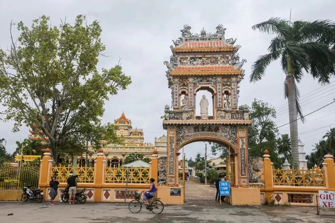 Trước chùa có cổng xây dạng cổ lầu do nghệ nhân xứ Huế thực hiện năm 1933. Cổng giữa làm bằng sắt theo kiểu Pháp. Trên cổ lầu ban đầu để tượng các vị hòa thượng có công với chùa, sau được thay thế bằng tượng Phật. Trước chùa có cổng xây dạng cổ lầu do nghệ nhân xứ Huế thực hiện năm 1933. Cổng giữa làm bằng sắt theo kiểu Pháp. Trên cổ lầu ban đầu để tượng các vị hòa thượng có công với chùa, sau được thay thế bằng tượng Phật.