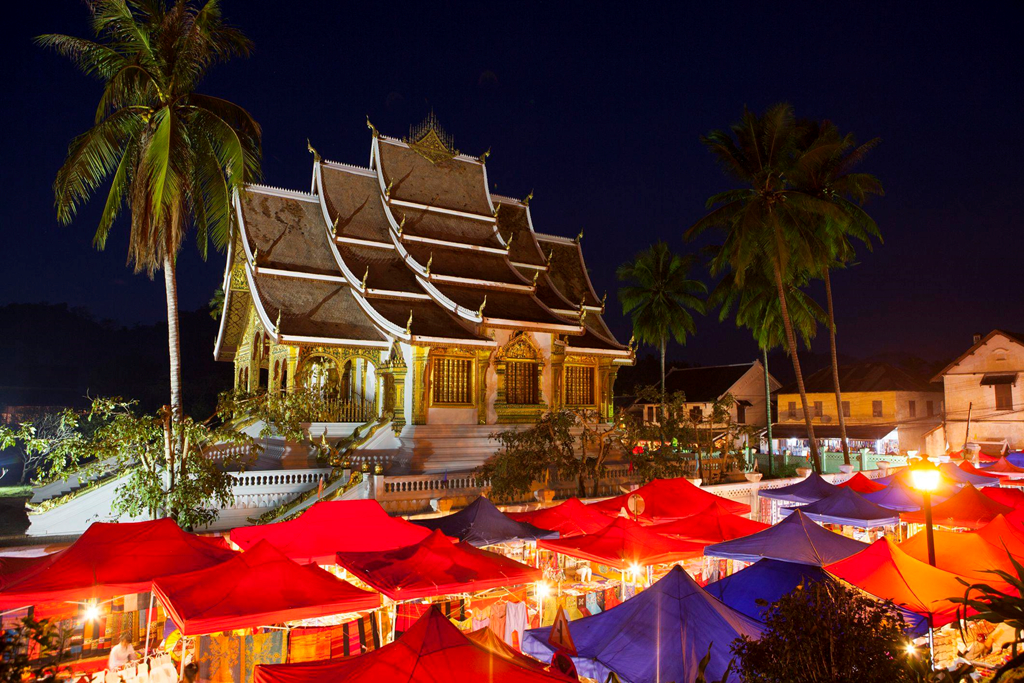 Khác với đa số chợ đêm ở châu Á, ồn ào và khá hỗn loạn, chợ đêm Luang Prabang ở Lào rất yên tĩnh, không có cảnh đám đông xô đẩy cũng như vắng tiếng la hét của những người bán hàng. Là nơi tụ họp của khoảng 300 nhà cung cấp đồ thủ công mỹ nghệ địa phương, đây là một trong những nơi tốt nhất giúp du khách tìm những món đồ quý hiếm với giá hời. Ảnh: Shutterstock. Khác với đa số chợ đêm ở châu Á, ồn ào và khá hỗn loạn, chợ đêm Luang Prabang ở Lào rất yên tĩnh, không có cảnh đám đông xô đẩy cũng như vắng tiếng la hét của những người bán hàng. Là nơi tụ họp của khoảng 300 nhà cung cấp đồ thủ công mỹ nghệ địa phương, đây là một trong những nơi tốt nhất giúp du khách tìm những món đồ quý hiếm với giá hời. Ảnh: Shutterstock.