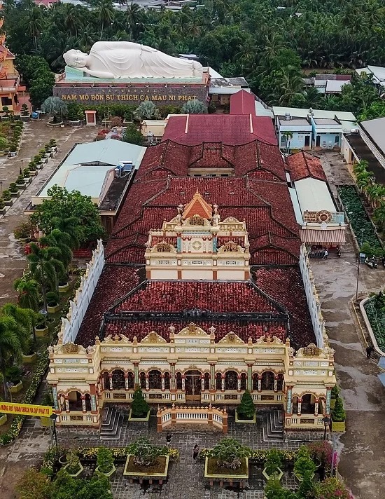 Chùa Vĩnh Tràng được xây theo dạng chữ Quốc, lợp ngói đỏ, với vật liệu xây dựng là xi măng và gỗ quý. Công trình có diện tích 1.400 m2, gồm bốn gian nối tiếp nhau là tiền đường, chánh điện, nhà tổ và nhà hậu. Chùa Vĩnh Tràng được xây theo dạng chữ Quốc, lợp ngói đỏ, với vật liệu xây dựng là xi măng và gỗ quý. Công trình có diện tích 1.400 m2, gồm bốn gian nối tiếp nhau là tiền đường, chánh điện, nhà tổ và nhà hậu.