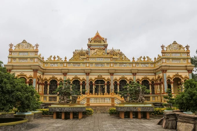 Mặt chính của chùa được xây bằng bê tông, tổng thể giống nhà cổ kiểu Pháp. Một phần nóc chùa ảnh hưởng của văn hóa Khmer, gạch men trang trí xuất xứ từ Nhật Bản. Mặt chính của chùa được xây bằng bê tông, tổng thể giống nhà cổ kiểu Pháp. Một phần nóc chùa ảnh hưởng của văn hóa Khmer, gạch men trang trí xuất xứ từ Nhật Bản.