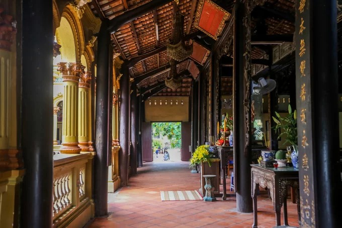 Phía trong gian chánh điện và nhà tổ làm theo kiểu của người Hoa nhưng vẫn giữ nét kiến trúc Việt Nam. Trên mái treo nhiều hoành phi câu đối bằng chữ Hán. Các hàng trụ cột bên trong được làm bằng gỗ quý. Phía trong gian chánh điện và nhà tổ làm theo kiểu của người Hoa nhưng vẫn giữ nét kiến trúc Việt Nam. Trên mái treo nhiều hoành phi câu đối bằng chữ Hán. Các hàng trụ cột bên trong được làm bằng gỗ quý.