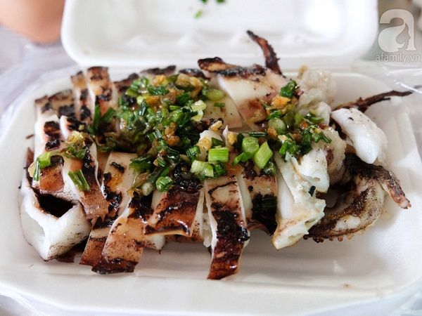 Các quầy hàng bán rất chuyên nghiệp, khi có khách, người bán sẽ nướng nóng lại rồi thêm chút mỡ hành, gói sốt ớt để chấm. Một con mực tùy to nhỏ có giá khoảng 5 đến 10 đô la. Các quầy hàng bán rất chuyên nghiệp, khi có khách, người bán sẽ nướng nóng lại rồi thêm chút mỡ hành, gói sốt ớt để chấm. Một con mực tùy to nhỏ có giá khoảng 5 đến 10 đô la.