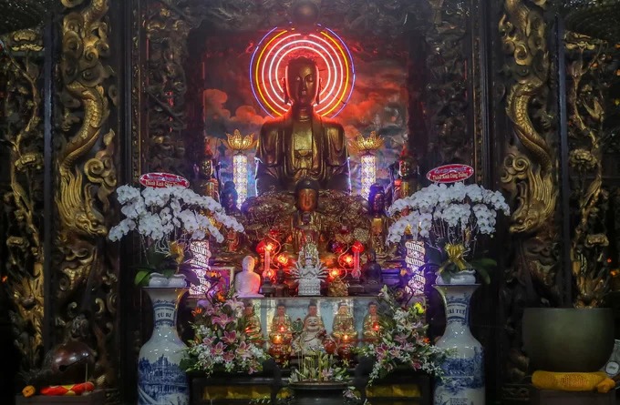 Chính điện chùa bài trí nhiều tượng Phật đúc bằng gỗ, đồng, đất nung, xi măng. Các tượng đều thếp vàng óng ánh và được tạc vào cuối thế kỷ 19. Chính điện chùa bài trí nhiều tượng Phật đúc bằng gỗ, đồng, đất nung, xi măng. Các tượng đều thếp vàng óng ánh và được tạc vào cuối thế kỷ 19.