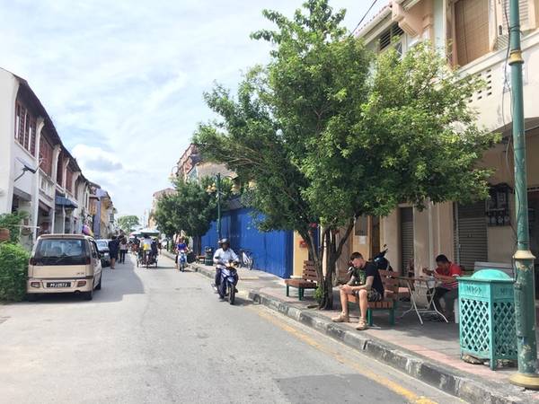 Chơi đâu?  Thủ phủ của Penang - George town được UNESCO công nhận di sản văn hóa thế giới là nơi không thể bỏ qua khi đến đây. Khu phố cổ sạch sẽ với nhiều hàng lưu niệm xinh xắn hay quán cà phê mang phong cách xưa cũ luôn níu chân du khách.