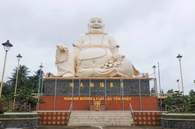 Trong khuôn viên chùa còn có các công trình mới xây dựng như tượng Phật Di Lặc cao 20 m, nặng 250 tấn, được đúc bằng bê tông cốt thép. Công trình khánh thành năm 2010. Trong khuôn viên chùa còn có các công trình mới xây dựng như tượng Phật Di Lặc cao 20 m, nặng 250 tấn, được đúc bằng bê tông cốt thép. Công trình khánh thành năm 2010.
