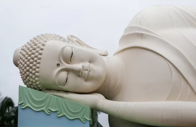 Phía sau chánh điện là tượng Phật Thích Ca trong tư thế nhập niết bàn có chiều dài 32 m, khánh thành năm 2013. Các tượng lớn trong chùa được tạc tinh xảo, toát lên vẻ an nhiên, thoát tục của Đức Phật. Phía sau chánh điện là tượng Phật Thích Ca trong tư thế nhập niết bàn có chiều dài 32 m, khánh thành năm 2013. Các tượng lớn trong chùa được tạc tinh xảo, toát lên vẻ an nhiên, thoát tục của Đức Phật.