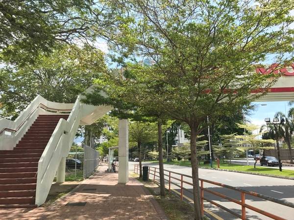 Những lưu ý về đi lại và ăn uống trên đảo Penang, Malaysia    Những lưu ý về đi lại và ăn uống trên đảo Penang, Malaysia    Những lưu ý về đi lại và ăn uống trên đảo Penang, Malaysia  Một vài lưu ý nhỏ:  - Malaysia lái xe bên trái, nên ghi nhớ điều này khi thuê xe tự lái.  - Ở đây rất ít taxi, bạn phải hỏi giá trước khi lên xe.  - Nên chuẩn bị sẵn kem chống nắng vì thời tiết Penang rất nóng vào buổi trưa. Tuy nhiên không khí sạch sẽ, nhiều cây xanh nên không khiến bạn khó chịu.