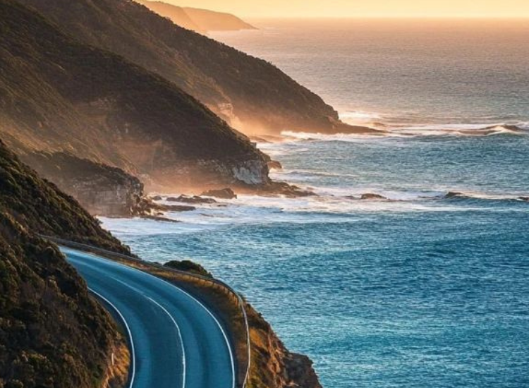 Great Ocean Road – Cung đường đẹp nhất trong Tour du lịch Úc Du khách tham quan 12 Apostles trên cung đường Great Ocean Road trong Tour du lịch Úc 2026