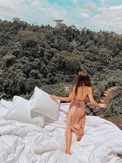 Tuy nhiên, để tìm được nơi này, bạn sẽ phải mất công hơn vì địa chỉ không rõ ràng. Blogger xinh đẹp tiết lộ, khu nghỉ cách trung tâm Ubud khoảng 20 phút di chuyển. Cách tốt nhất là sau khi đặt xong, bạn nên tải Whatsapp và nói chuyện với chủ khách sạn để hỏi đường hoặc thuê dịch vụ đưa đón. Tuy nhiên, để tìm được nơi này, bạn sẽ phải mất công hơn vì địa chỉ không rõ ràng. Blogger xinh đẹp tiết lộ, khu nghỉ cách trung tâm Ubud khoảng 20 phút di chuyển. Cách tốt nhất là sau khi đặt xong, bạn nên tải Whatsapp và nói chuyện với chủ khách sạn để hỏi đường hoặc thuê dịch vụ đưa đón.