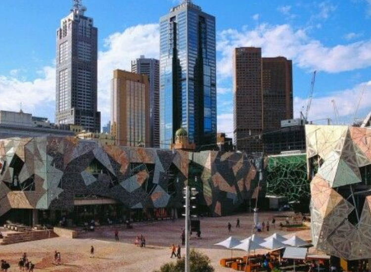Federation Square Melbourne trong hành trình Tour Úc 2026 Quảng trường Federation Square tại Melbourne – điểm dừng chân nổi bật của Tour du lịch Úc trọn gói