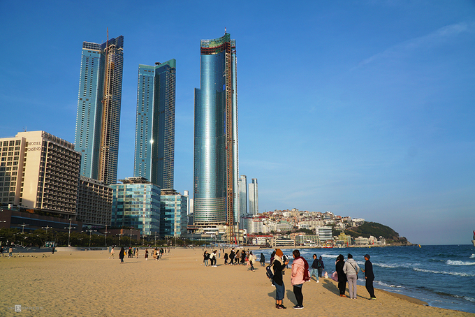 Bãi biển Haeundae Haeundae nổi tiếng với bãi cát rộng, mịn dài 12 km. Đến đây vào dịp hè, du khách có cơ hội tham gia vào lễ hội cát của người địa phương, với nhiều hoạt động sôi nổi như lướt sóng, bóng chuyền, đấu vật… Bãi biển Haeundae Haeundae nổi tiếng với bãi cát rộng, mịn dài 12 km. Đến đây vào dịp hè, du khách có cơ hội tham gia vào lễ hội cát của người địa phương, với nhiều hoạt động sôi nổi như lướt sóng, bóng chuyền, đấu vật…