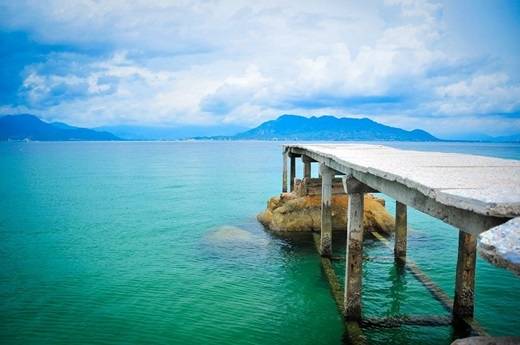 Nếu Bình Ba đã bắt đầu được nhiều khách du lịch chú ý thì Bình Lập hầu như vẫn còn là một viên ngọc thô ẩn mình chờ được khám phá. Cách trung tâm thành phố Nha Trang khoảng 90km, mất 2 giờ đi tàu từ cảng Ba Ngòi, Bình Lập gây ấn tượng mạnh mẽ và sâu sắc với du khách bởi màu nước xanh ngắt không một gợn bẩn. Thoạt nhìn cứ ngỡ như Maldives đã được dịch chuyển về Việt Nam vậy. (Nguồn: Internet) Nếu Bình Ba đã bắt đầu được nhiều khách du lịch chú ý thì Bình Lập hầu như vẫn còn là một viên ngọc thô ẩn mình chờ được khám phá. Cách trung tâm thành phố Nha Trang khoảng 90km, mất 2 giờ đi tàu từ cảng Ba Ngòi, Bình Lập gây ấn tượng mạnh mẽ và sâu sắc với du khách bởi màu nước xanh ngắt không một gợn bẩn. Thoạt nhìn cứ ngỡ như Maldives đã được dịch chuyển về Việt Nam vậy. (Nguồn: Internet)