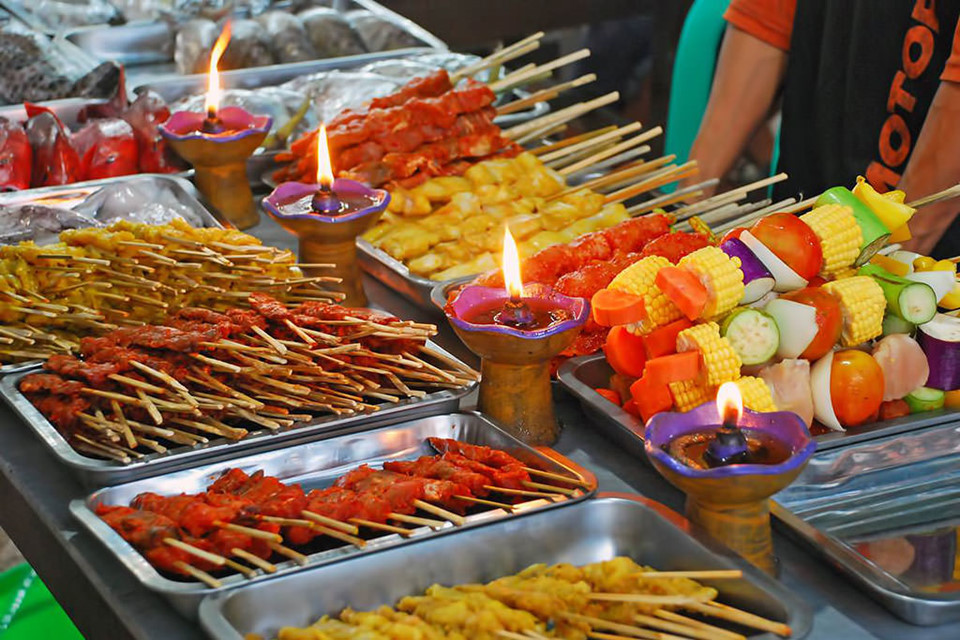 Nếu đến chợ đêm Gili Trawangan, hãy thử những con tôm nướng tươi ngon cỡ lớn được đánh bắt từ đại dương. Bạn cũng đừng quên món salad Indonesia gado gado với rau và trứng luộc hấp dẫn. Ảnh: Bali-indonesia.com.