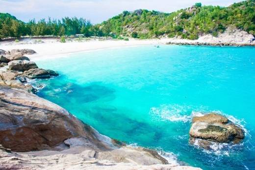 Đã đến Bình Lập, bạn sẽ bị Bãi Ngang cuốn hút với bờ cát trắng mịn, sạch sẽ, cộng với mặt biển phẳng như gương, nước xanh biếc, thoang thoảng vị mặn trong hơi nước do gió biển mang vào. (Nguồn: Internet) Đã đến Bình Lập, bạn sẽ bị Bãi Ngang cuốn hút với bờ cát trắng mịn, sạch sẽ, cộng với mặt biển phẳng như gương, nước xanh biếc, thoang thoảng vị mặn trong hơi nước do gió biển mang vào. (Nguồn: Internet)