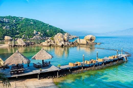 Một điểm hấp dẫn nữa của Bình Lập đó là lối kiến trúc của những khu resort không khác gì Maldives. Phần cầu cảng bằng gỗ dẫn ra biển tạo nên khung cảnh nên thơ và cảm giác lãng mạn cho du khách khi đi dạo hay ngồi ngắm biển. (Nguồn: Internet) Một điểm hấp dẫn nữa của Bình Lập đó là lối kiến trúc của những khu resort không khác gì Maldives. Phần cầu cảng bằng gỗ dẫn ra biển tạo nên khung cảnh nên thơ và cảm giác lãng mạn cho du khách khi đi dạo hay ngồi ngắm biển. (Nguồn: Internet)